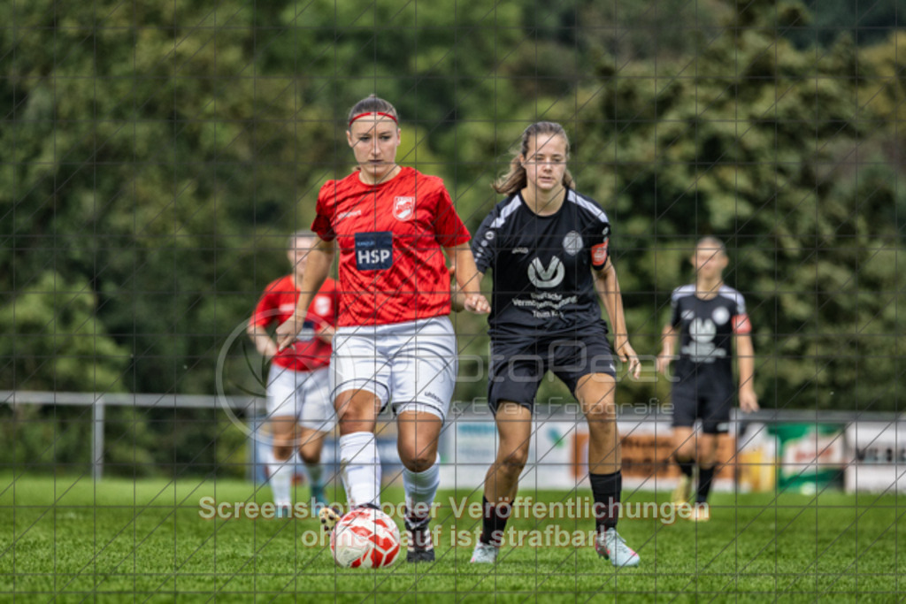 20250928_140615_0364-Bearbeitet | #,1.FC Donzdorf (schwarz) vs. TV Derendingen (rot), Fussball, Frauen-Verbandsliga Württemberg, 03. Spieltag, Saison 2025/2026, Rasenplatz Lautertal Stadion, Süßener Straße 16, 73072 Donzdorf, 28.09.2025 - 13:00 Uhr,Foto: PhotoPeet-Sportfotografie/Peter Harich