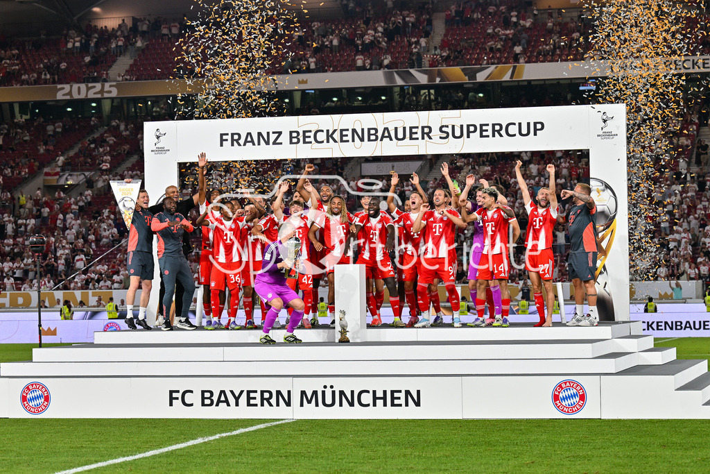 VfB Stuttgart - FC Bayern München | Franz Beckenbauer Supercup Sieger 2025 - FC Bayern München / Siegerfoto / Jubelfoto / Mannschaftsbild / Mannschaftsfoto / Franz-Beckenbauer Supercup: VfB Stuttgart - FC Bayern München; MHP Arena am 16.08.2025