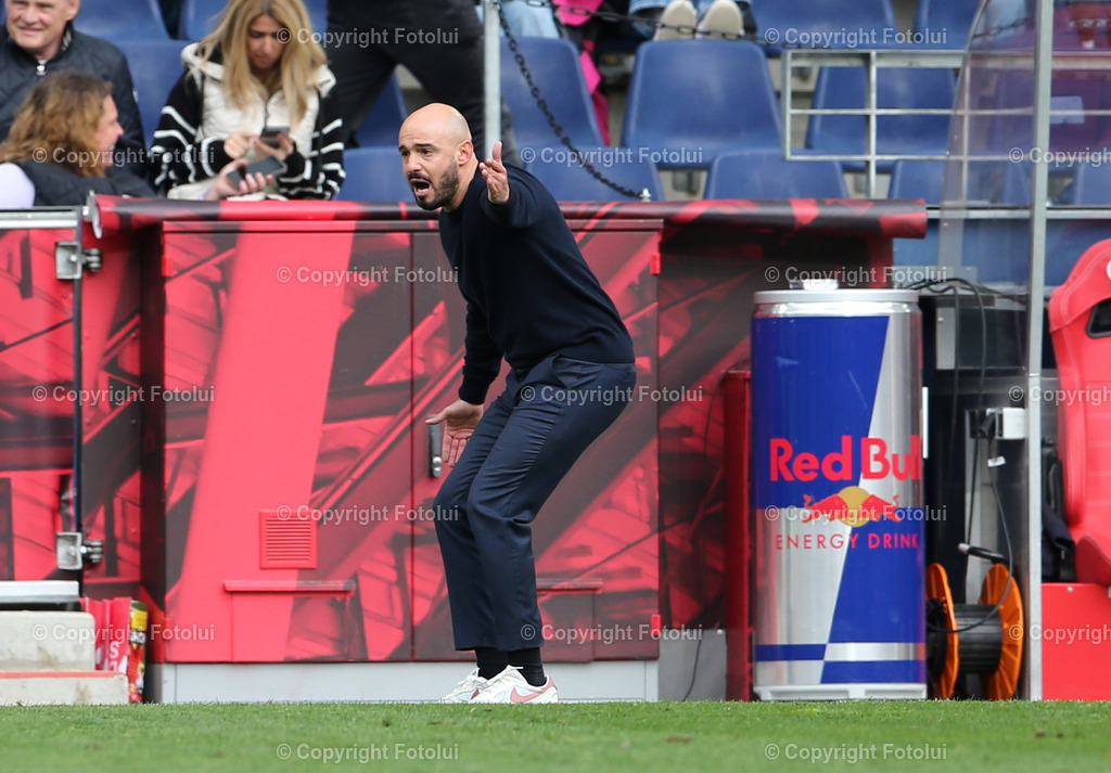 A_LUI_21042024_6 | SPORT,FUSSBALL.ADMIRAL BUNDESLIGA RED BULL SALZBURG-AUSTRIA KLAGENFURT. 21.04.2024 IM BILD: TRAINER ONUR CINELS (SALZBURG) FOTO.FOTOLUI/MW