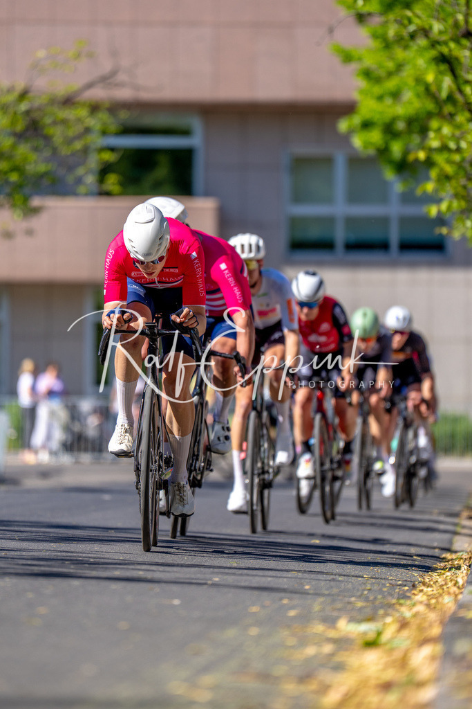 Spurt in den Mai 2026 - Großer Preis der Sparkasse Neuss | Annual one-day road cycling race "Großer Preis der Sparkasse Neuss" held in Büttgen, Germany, organized by VfR Büttgen 1912 e.V. The event features multiple races across all age categories from U11 youth to Elite men. - Realisiert mit Pictrs.com