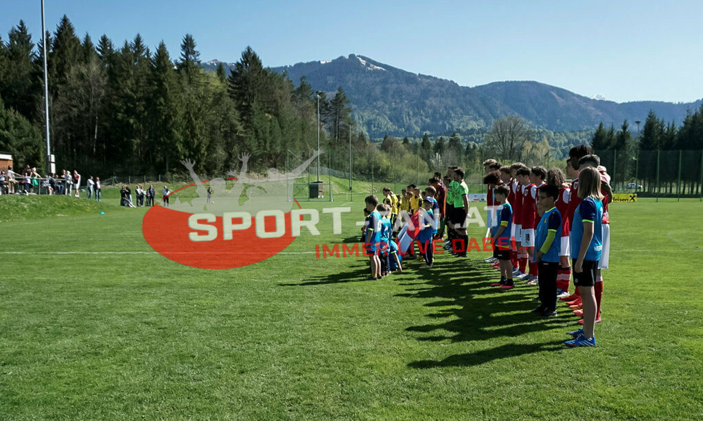 AUSTRIA U15 - MEXICO U15 | Einlauf ; AUSTRIA U15 - MEXICO U15 am 29.04.2022 in Arnoldstein
(Sportplatz), AUSTRIA, (Photo by Ernst Krawagner sport-fan.at) - Realisiert mit Pictrs.com