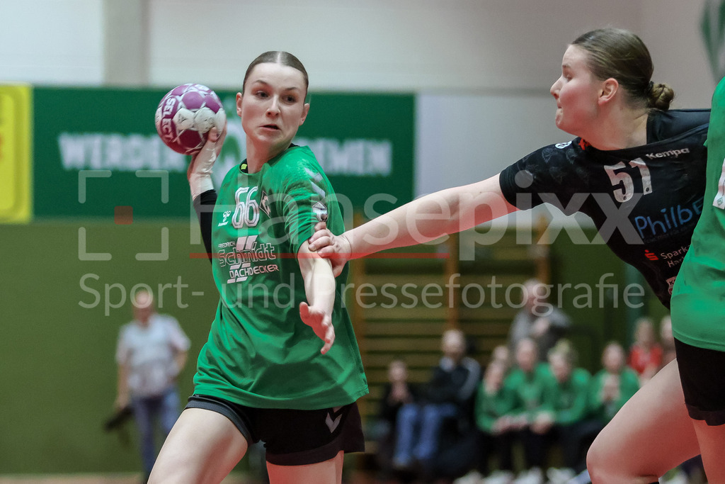Handball, 2. Bundesliga Frauen, SV Werder Bremen - HL Buchholz 08-Rosengarten | v.li.: Luise Albert (SV Werder Bremen, 66) und Lin Lück (HL Buchholz 08-Rosengarten, 51) im Zweikampf, Duell, Spielszene, Aktion, Action