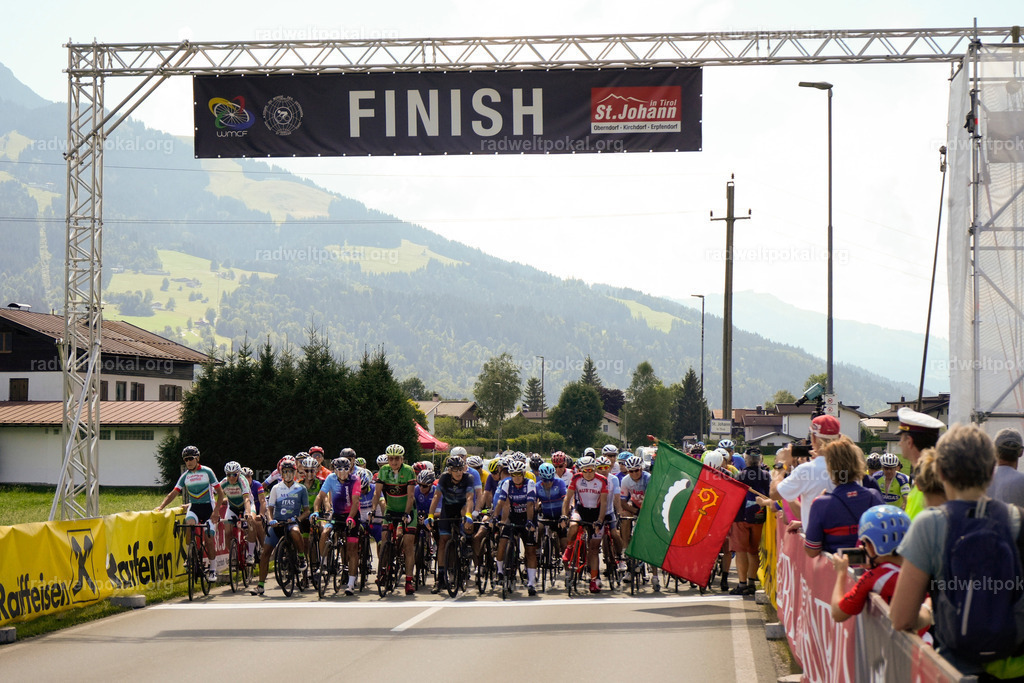 485_20230817_Bewerb_Maenner_Muehlanger | AUT - OESTERREICH, 2023-08-16: SPORT RENNRAD-FAHREN - 55. INTERNATIONALER RADWELTPOKAL IN ST. JOHANN IN TIROL  - Vintage-Radrennen mit WM-Bronze-Medaillen-Siegerin Christina Schweinberger, den Teilnehmer und Alexander Baumann (vom Orginastions-Team) - TAG 2 BEWERB MAENNER IN SECHS GRUPPEN  ; Foto: Roland Muehlanger