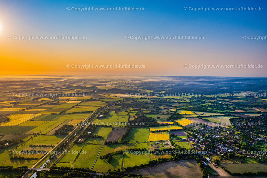 Lüneburg_Sonnenaufgang_ELS_3259050623 | LANZE 05.06.2023 Morgendunst in den Wiesen und Felden bei Lauenburg/Elbe im Bundesland Schleswig-Holstein, Deutschland. // Morning haze in the meadows and fields near Lauenburg/Elbe in the state Schleswig-Holstein, Germany. Foto: Martin Elsen