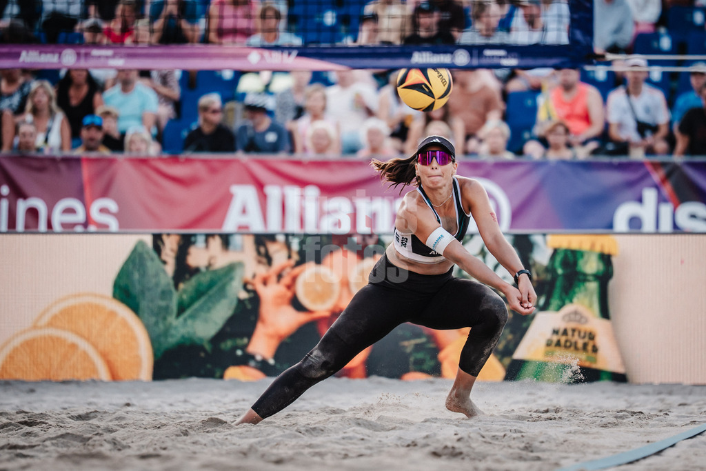 Beachvolleyball | Frauen | Deutsche Meisterschaften 2025 Timmendorfer Strand | 04.09.2025 | Leonie Klinke nimmt den Ball an