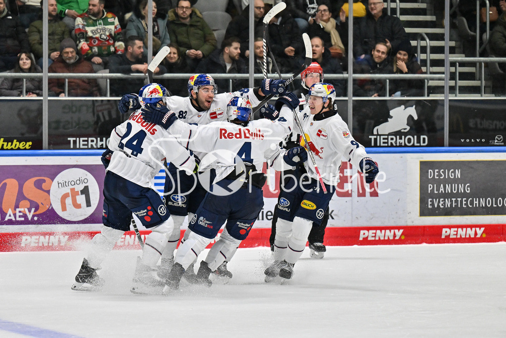 Augsburger Panther - EHC RB München | Grenzeloser Jubel der Gaeste nach dem Treffer zum 4-5 durch Christopher DESOUSA (EHC RB Muenchen 82) / Freude / happy / tor / Torschuetze / DEL: Augsburger Panther - EHC RB Muenchen, Curt Frenzel Stadion am 16.01.2025