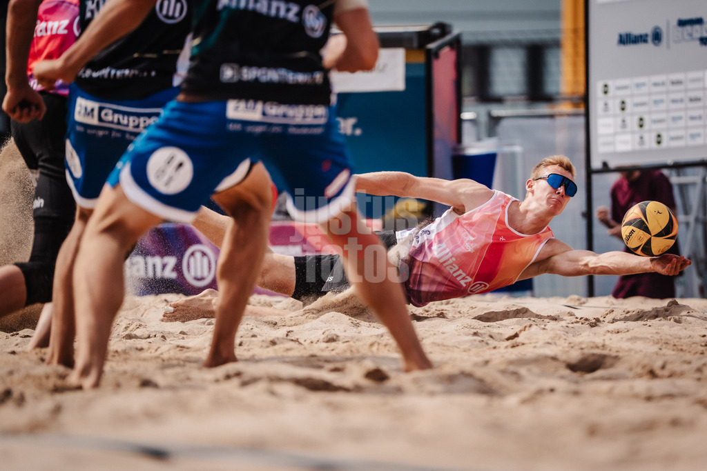 Beachvolleyball | Männer | Allianz German Beach Tour 2025 | Tourstop Hamburg | 31.05.2025 | Jonas Reinhardt springt zum Ball
