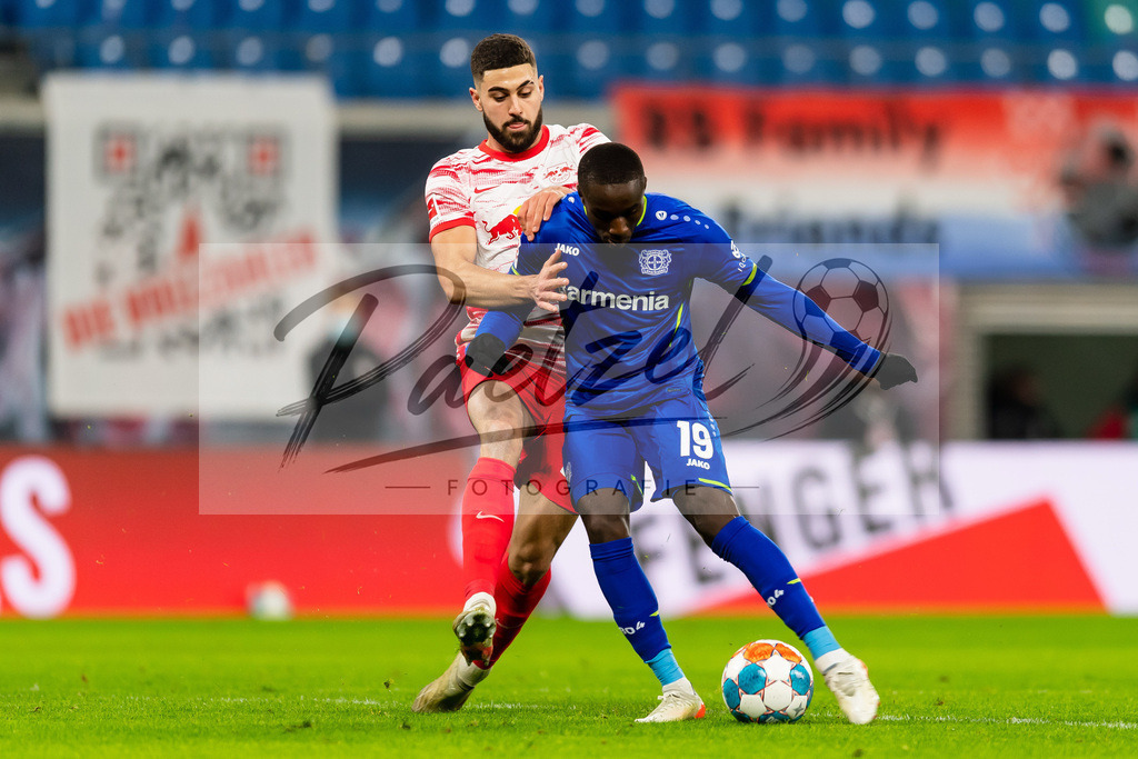 RBLLEV20211128_057 | Fussball, Herren: Moussa Diaby (Bayer 04 Leverkusen) erzielt das Tor zum 0:2 bei dem Spiel der 1. Bundesliga zwischen RB Leipzig und Bayer 04 Leverkusen in der Red Bull Arena am 28.11.2021 in Leipzig, Deutschland.DFB / DFL REGULATIONS PROHIBIT ANY USE OF PHOTOGRAPHS AS IMAGE SEQUENCES AND/OR QUASI-VIDEO. - Realisiert mit Pictrs.com