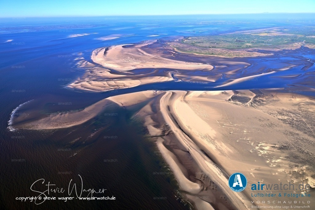 Luftbilder Tümlauer Koog, Westerhever Leuchtturm | Der Westerhever Leuchtturm steht auf einer schmalen Landzunge aus Salzwiesen und Gezeitenflächen etwa 600 Meter vom nächsten Parkplatz entfernt und ist Teil des Schleswig-Holstein Wattenmeer-Nationalparks.