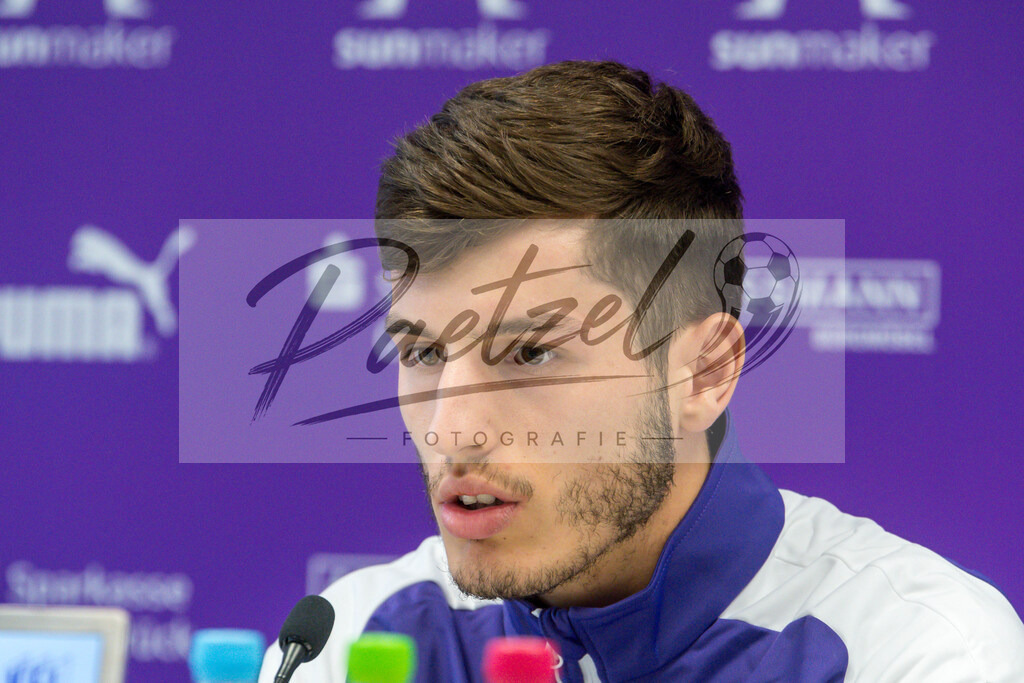 20200219_PKOSNA_0015 | Fussball, Herren: Bashkim Ajdini (VfL Osnabrueck) schaut waehrend der Pressekonferenz des VfL Osnabrueck im Presseraum des Stadion an der Bremer Bruecke am 19.02.2020 in Osnabrueck, Deutschland. - Realisiert mit Pictrs.com