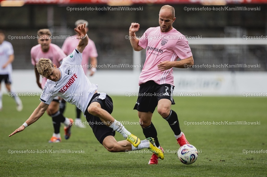 xkwi15072501043 | 15.07.2025, xkwix, Fußball, SC Verl - 1. FC Bocholt, Sportclub Arena: Marco Mannhardt (SC Verl #22)  im Zweikampf gegen Jan Holldack (1.FC Bocholt #10) 