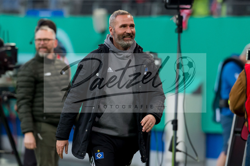 HSVSCF20220419_067 | Fussball, Herren: Trainer Tim Walter (Hamburger SV) schaut beim DFB-Pokal-Halbfinalspiel zwischen Hamburger SV und SC Freiburg im Volksparkstadion am 19.04.2022 in Hamburg, Deutschland.DFB / DFL REGULATIONS PROHIBIT ANY USE OF PHOTOGRAPHS AS IMAGE SEQUENCES AND/OR QUASI-VIDEO. - Realisiert mit Pictrs.com