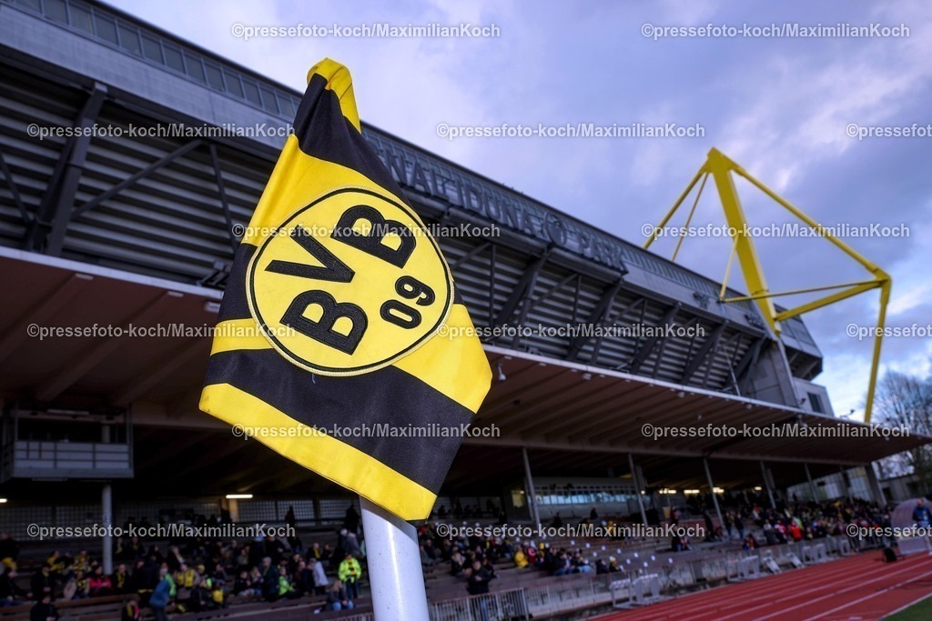 BVBL25032601023 | 25.03.2026, Fußball, Legendenspiel, Borussia Dortmund Legenden - Benfica Lissabon, Freundschaftsspiel, Stadion Rote Erde, Saison 2025 2026: Eckfahne mit vereinslogo Logo Emblem  DFB regulations prohibit any use of photographs as image sequences and or quasi-video.