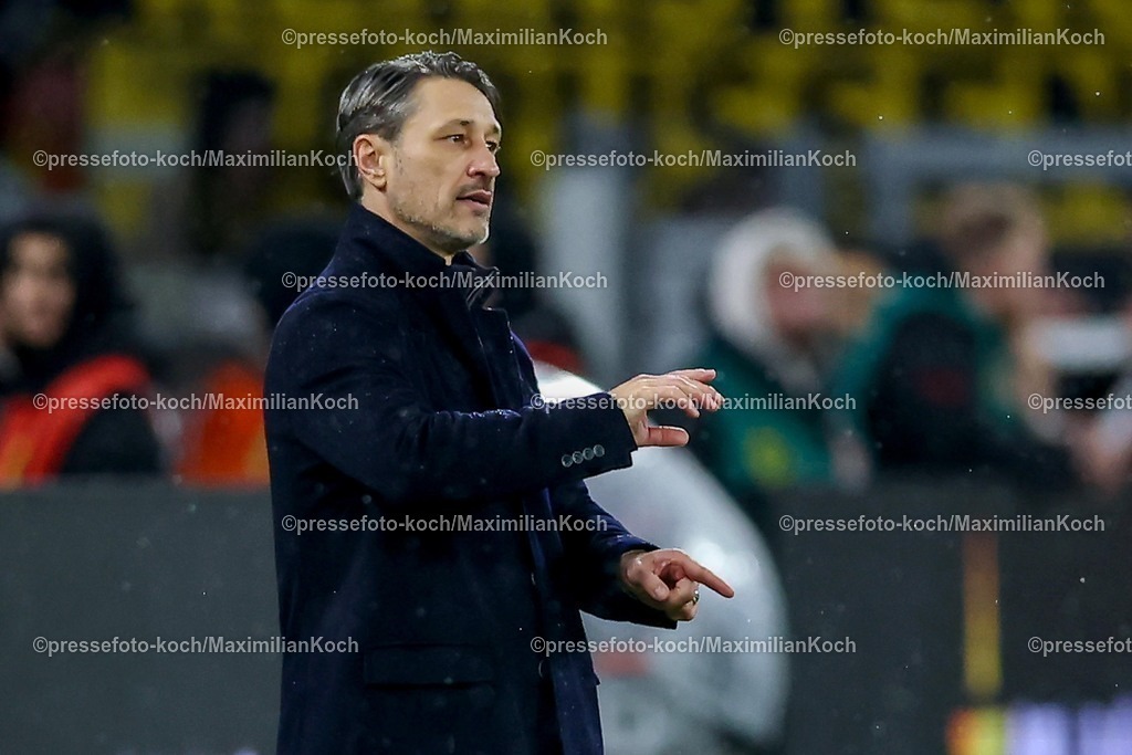 BVB07122501078 | 07.12.2025, Fußball, Borussia Dortmund - TSG 1899 Hoffenheimt, 1. Fußball Bundesliga, 13. Spieltag, Signal Iduna Park, Saison 2025 2026: Cheftrainer Niko Kovac (BVB #hc) gestikulierend am Spielfeldrand   DFB regulations prohibit any use of photographs as image sequences and or quasi-video.