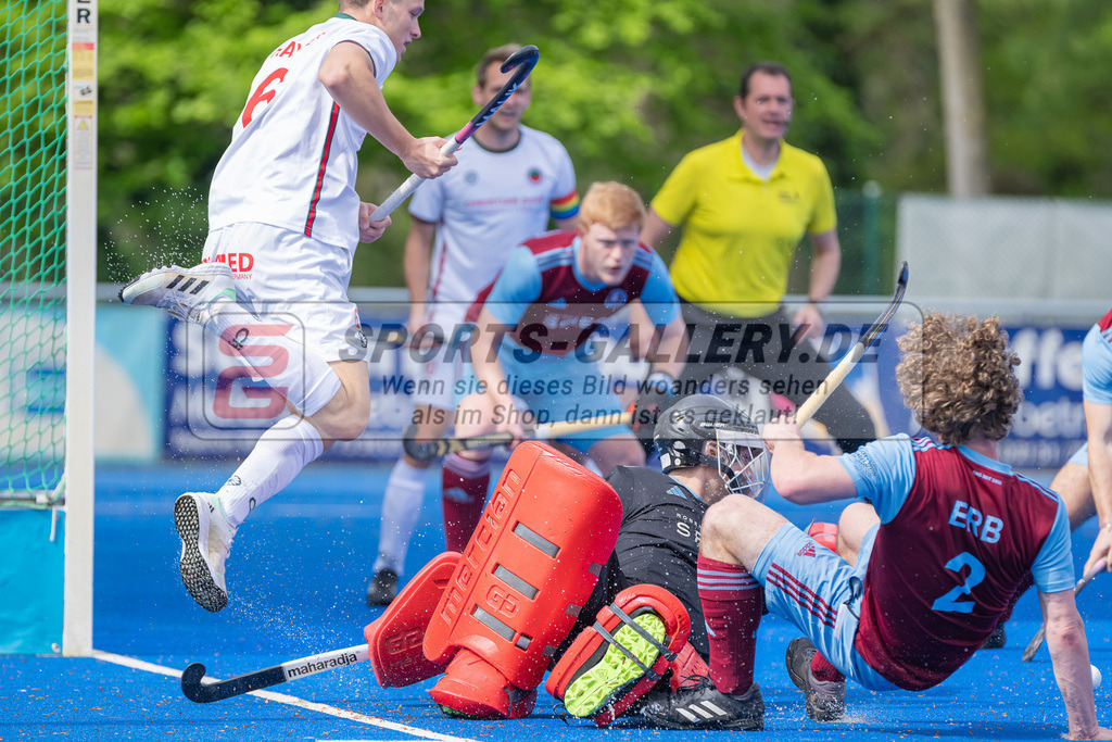 HK_20240414_100409 | 1. Bundesliga Hockey Herren Crefelder HTC - UHC Hamburg am 14.4.2024 CHTC, Krefeld , Julius Hayner ( Crefelder HTC #6 ) , Joshua Onyekwue Nnaji Torwart ( Crefelder HTC #29 ) , Erb Lauritz ( UHC Hamburg #2 )