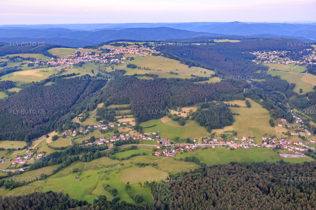 Luftbild: Ortsansicht von Westen im Ortsteil Rothenberg in Oberzent im Bundesland Hessen in Deutschland. – Foto: IMG_089516.jpg vom 10.06.2016 durch Werner Riehm/FLY-FOTO.de – Auflösung des Originals: 5362 x 3575 px