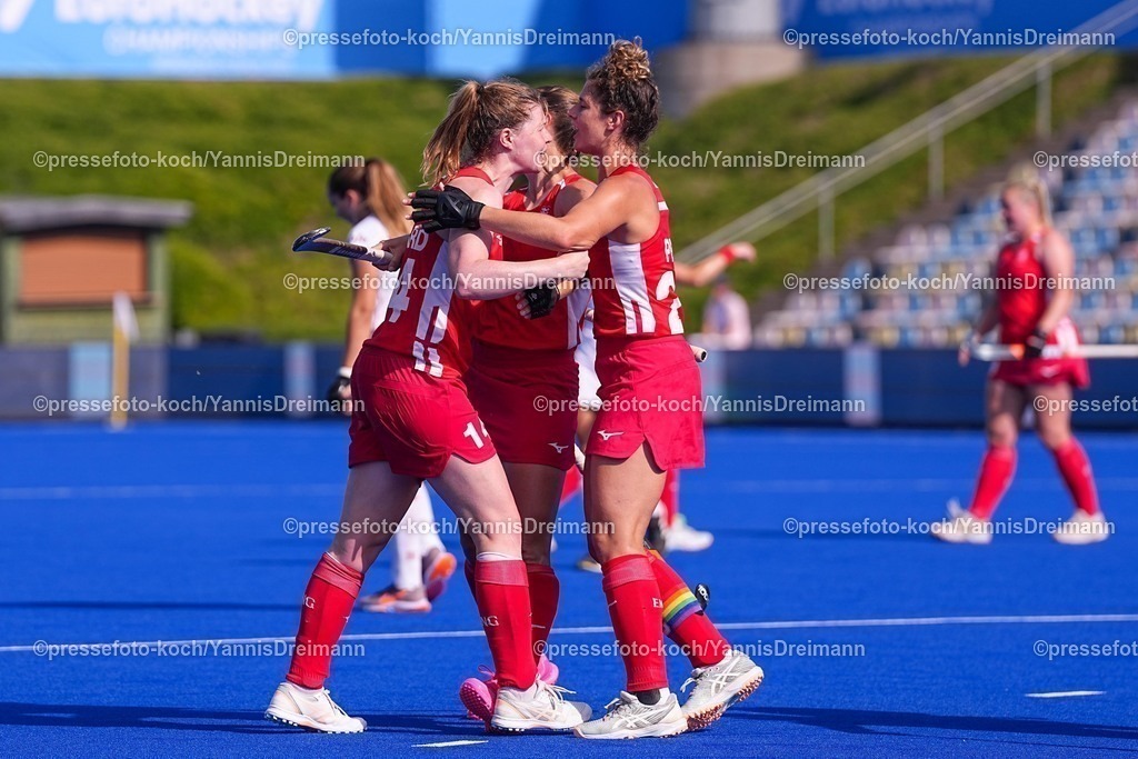xydrx13082501005 | 13.08.2025, xydrx, Frauen EuroHockey Championship 2025, Gruppenphase, Gruppe B, Spanien - England, Sparkassenpark Mönchengladbach: Torjubel nach dem Tor zum 1:1 für die Englische Feldhockey Nationalmannschaft durch Torschütze Tessa Howard (ENG #14) zusammen mit Elizabeth Neal (ENG #22)