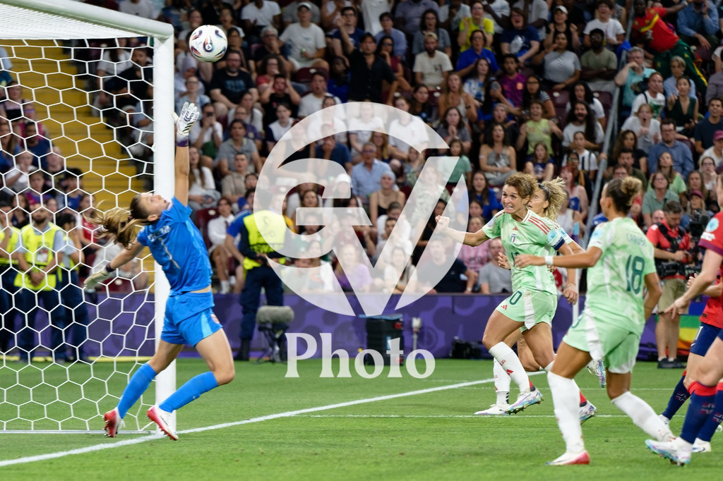 Norway v Italy - UEFA Women's EURO 2025 Quarter-Final | GENEVA, SWITZERLAND - JULY 16: Cristiana Girelli of Italy heads the ball and scores her team's second goal  during the UEFA Women's EURO 2025 Quarter-Final match between Norway and Italy at Stade de Geneve on July 16, 2025 in Geneva, Switzerland. (Photo by Giuseppe Velletri/Sports Press Photo/Getty Images)