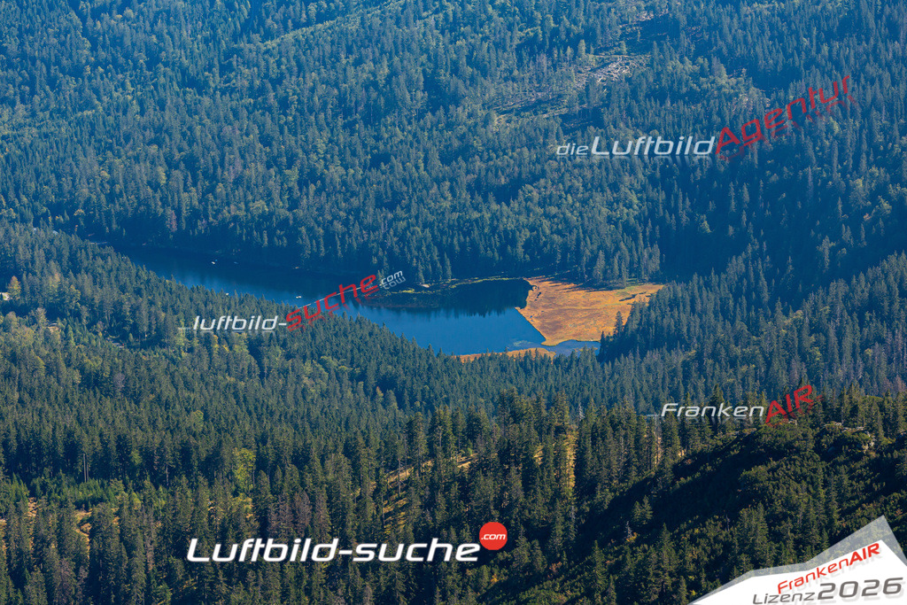 Die Luftaufnahme Arbersee - Bayerisch Eisenstein wurde 2021 mittels Flugzeug (keine Drohne) erstellt. Hohe Auflösung -für große Poster und Wandbilder geeignet!
