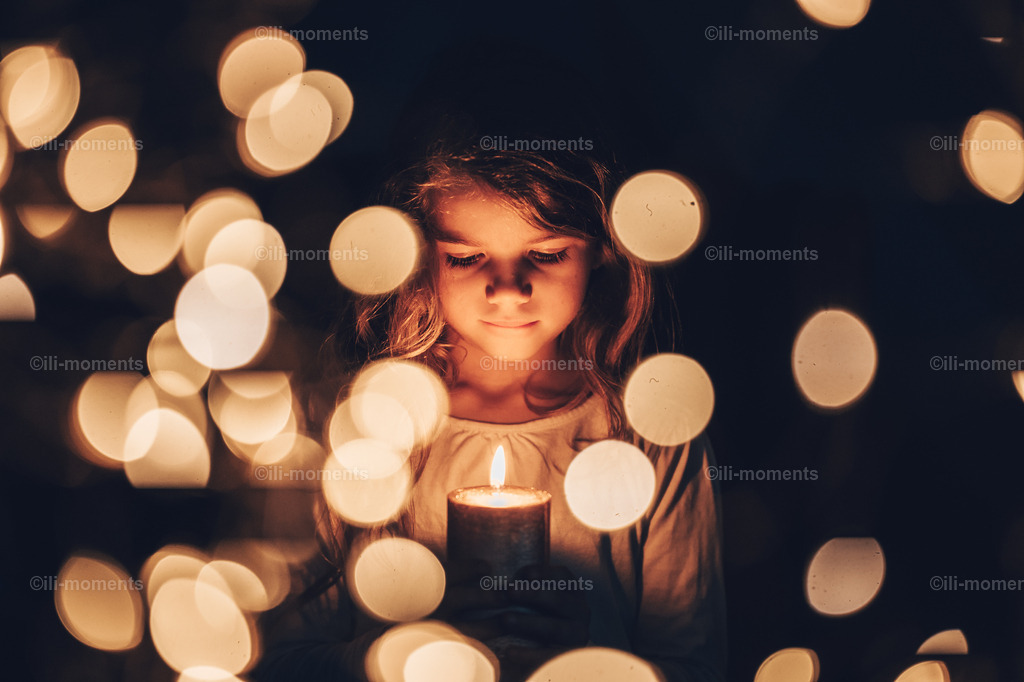 Lichtermeer | „Lichtermeer“ fängt die Magie funkelnder Lichter ein – ein faszinierendes Spiel aus Farbe und Licht, das Emotionen weckt. Künstlerische Fotografie als Fine-Art-Print für besondere Momente. Jetzt im Onlineshop entdecken. - Realisiert mit Pictrs.com