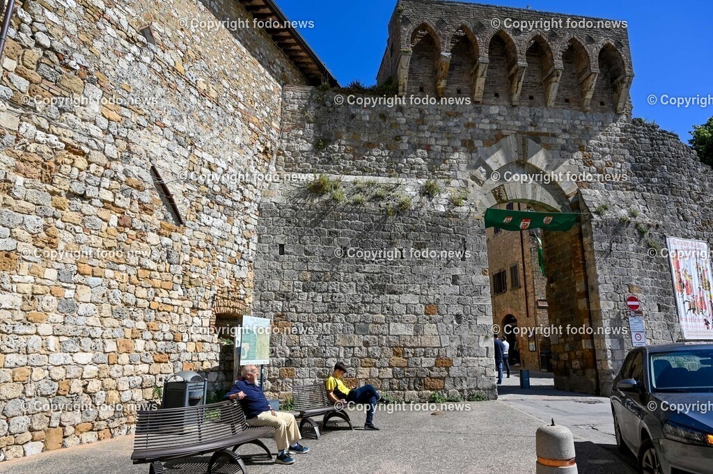 Italien_ Toskana_ San Gimignano_ 31.05.2024-179 | 31.05.2024, Italien, ITA, Toskana, San Gimignano im Bild Stadtansichten Gebäude, Architektur, Touristen, Historisch, Souvenir, Ansichten der berühmten Stadt San Gimignano in der Toskana-Italien - View of the famous town San Gimignano in Tuscany-ItalySan Gimignano ist eine italienische Kleinstadt in der Toskana mit einem mittelalterlichen Stadtkern. San Gimignano wird auch die Stadt der Türme genannt. Die Stadt liegt in der Provinz Siena. Sie gehört neben Florenz, Siena und Pisa zu den von Touristen meist besuchten Zielen in der Toskana.