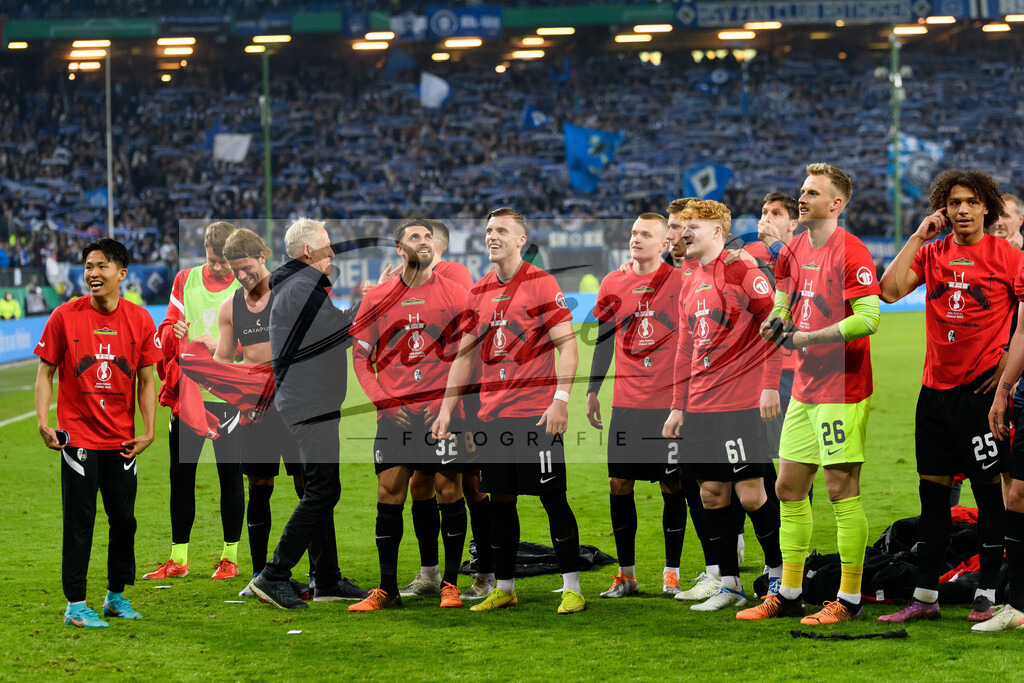 HSVSCF20220419_155 | Fussball, Herren: . Spieler von SC Freiburg Schlussjubel, jubelt nach dem 1:3 Sieg beim DFB-Pokal-Halbfinalspiel zwischen Hamburger SV und SC Freiburg im Volksparkstadion am 19.04.2022 in Hamburg, Deutschland.DFB / DFL REGULATIONS PROHIBIT ANY USE OF PHOTOGRAPHS AS IMAGE SEQUENCES AND/OR QUASI-VIDEO. - Realisiert mit Pictrs.com