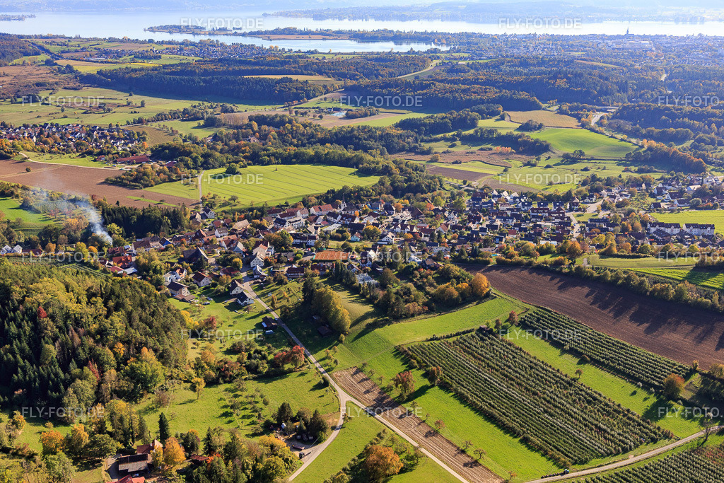 Ortsansicht aus Nordwesten | Luftbild: Ortsansicht aus Nordwesten im Ortsteil Güttingen in Radolfzell im Bundesland Baden-Württemberg in Deutschland. Foto: IMG_119310.jpg vom 14.10.2019 durch Werner Riehm/FLY-FOTO.de - Realisiert mit Pictrs.com