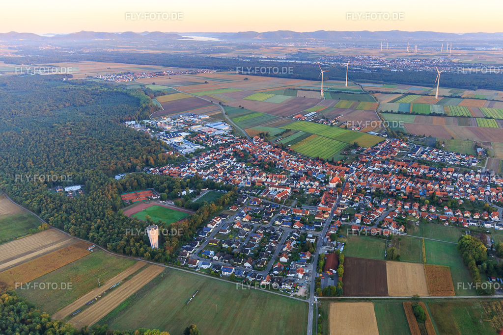 Ortsansicht aus Süden | Luftbild: Ortsansicht aus Süden in Hatzenbühl im Bundesland Rheinland-Pfalz in Deutschland. Foto: IMG_110798.jpg vom 08.09.2018 durch Werner Riehm/FLY-FOTO.de - Realisiert mit Pictrs.com