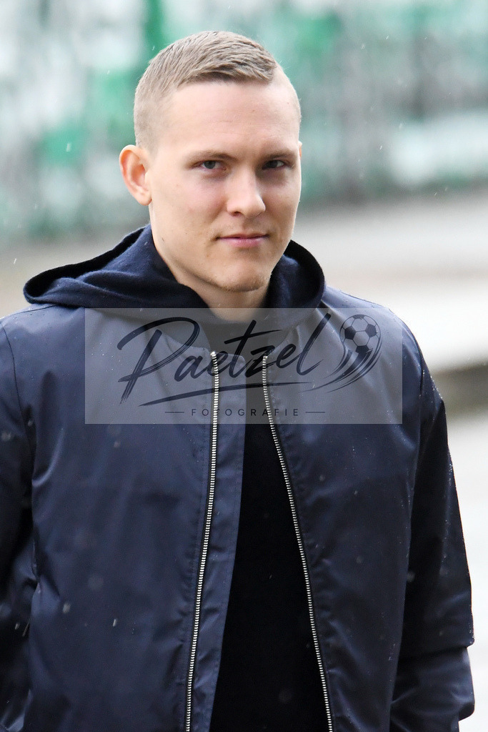 20200227_TRASVW_0003 | Fussball, Herren: Ludwig Augustinsson (Werder Bremen) schaut waehrend der Trainingseinheit des SV Werder Bremen auf dem Trainingsplatz am wohninvest Weserstadion am 27.02.2020 in Bremen, Deutschland. - Realisiert mit Pictrs.com