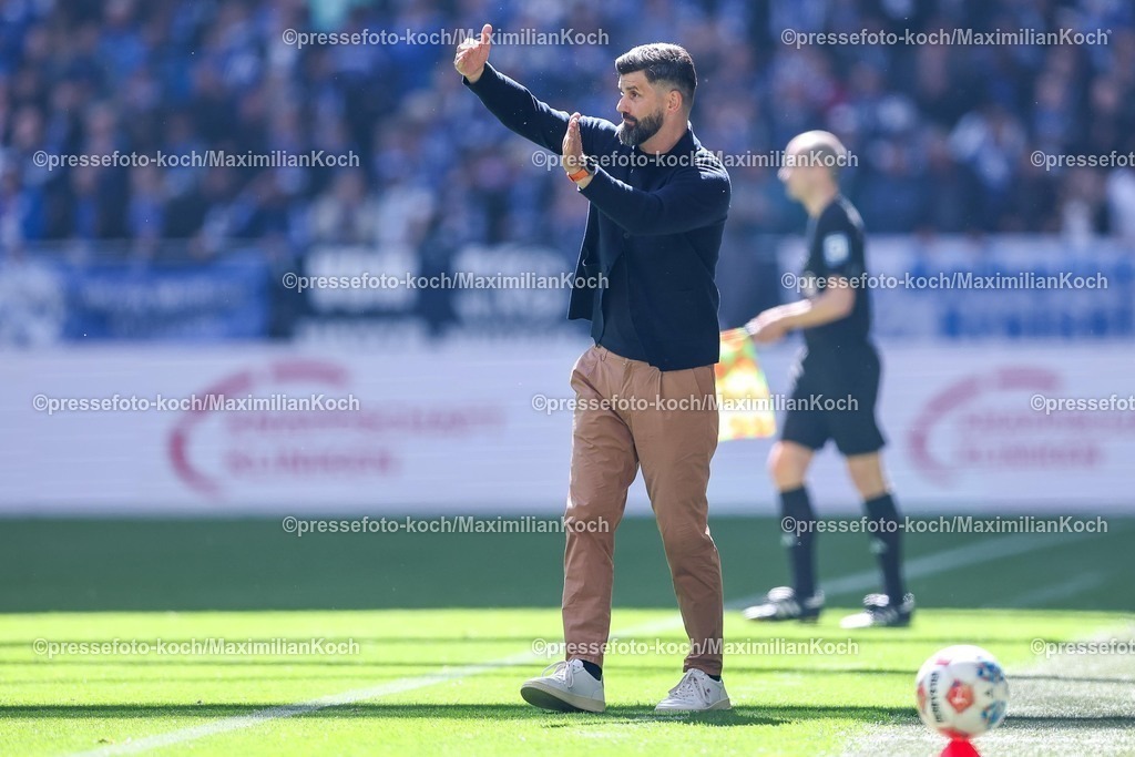 S0419042601056 | 19.04.2026, Fußball, FC Schalke 04 - SC Preußen Münster, 30. Spieltag, 2. Fußball Bundesliga, Veltins-Arena Gelsenkirchen, Saison 2025 2026: Cheftrainer Miron Muslic (Schalke04) gestikulierend am Spielfeldrand   DFB regulations prohibit any use of photographs as image sequences and or quasi-video.