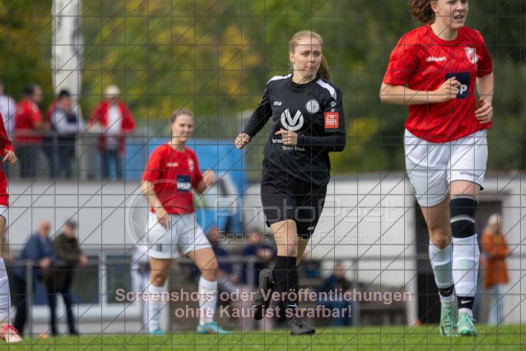 20250928_143239_0532 | #,1.FC Donzdorf (schwarz) vs. TV Derendingen (rot), Fussball, Frauen-Verbandsliga Württemberg, 03. Spieltag, Saison 2025/2026, Rasenplatz Lautertal Stadion, Süßener Straße 16, 73072 Donzdorf, 28.09.2025 - 13:00 Uhr,Foto: PhotoPeet-Sportfotografie/Peter Harich