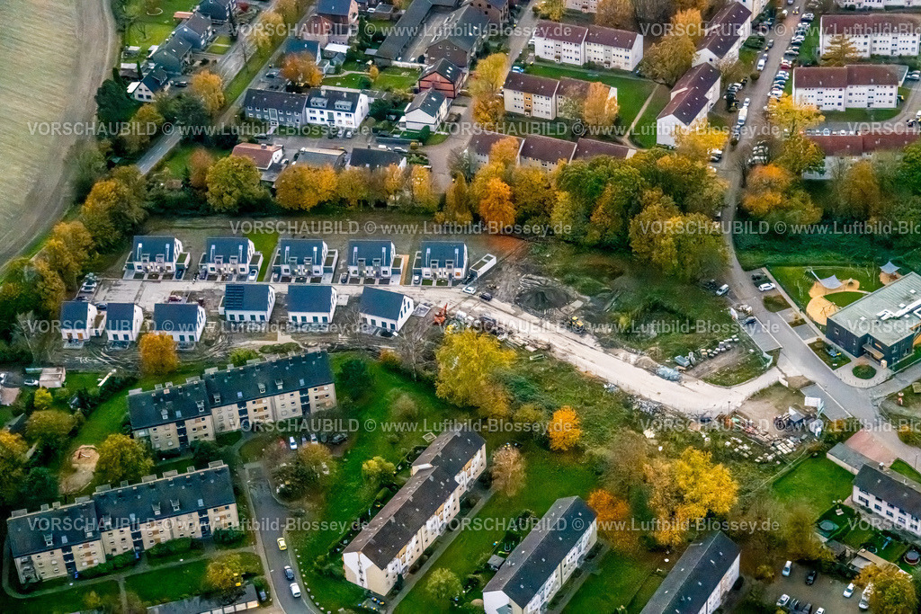 Bergkamen231103550 | Luftbild, Baustelle mit Neubau Einfamilienhäuser an der Magdeburger Straße auf dem Gelände der ehemaligen Heideschule, Wohnsiedlung Mehrfamilienhäuser an der Berliner Straße, umgeben von herbstlichen Laubbäumen, Weddinghofen, Bergkamen, Ruhrgebiet, Nordrhein-Westfalen, Deutschland