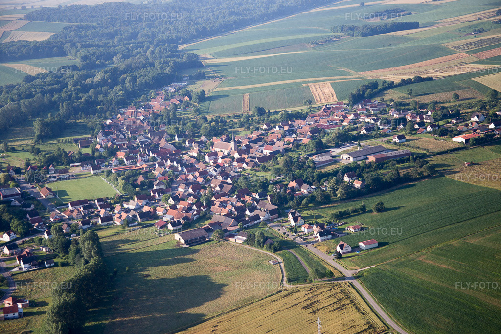 Vue aérienne: Vue de la ville à Steinseltz dans le département Bas Rhin, France. Photo: IMG_089955.jpg prise le 26/06/2016 par Werner Riehm/FLY-FOTO.eu – Résolution de l'original: 5472 x 3648 px