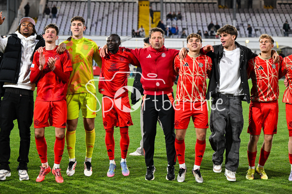 FC Bayern Amateure - Türkgücü München | Die Spieler der Bayern Amateure feiern zusammen mit den Fans nach dem letzten Heimspiel der Saison / Regionalliga Bayern: FC Bayern Muenchen II - Tuerkguecue Muenchen, Gruenwalder Stadion am 09.05.2025 / Holger SEITZ Cheftrainer FC Bayern München II