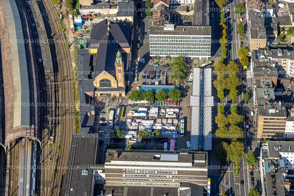 Hagen241005351 | Luftbild, Hauptbahnhof Hbf mit überdachten Bahnsteigen und Bahnhofsvorplatz, Marktstände auf dem Vorplatz, Mittelstadt, Hagen, Ruhrgebiet, Nordrhein-Westfalen, Deutschland