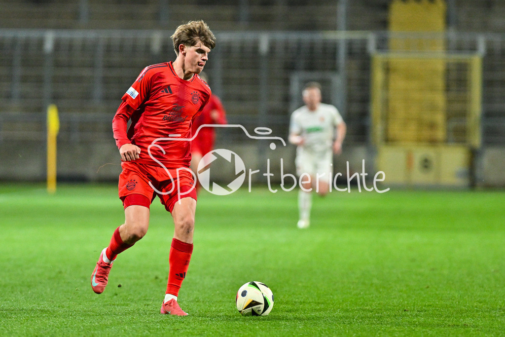FC Bayern Amateure - FC Augsburg II | am Ball Guido DELLA ROVERE (FC Bayern München II #10) / Einzelfoto / Freisteller / Regionalliga Bayern: FC Bayern Muenchen II - FC Augsburg II, Gruenwalder Stadion am 14.03.2025
