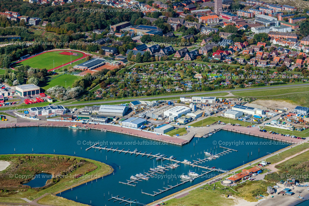Norderney_Hafen_ELS_5561091022 | NORDERNEY 09.10.2022 Yachthafen mit Sportboot- Anlegestellen und Bootsliegeplätzen am Uferbereich in Norderney im Bundesland Niedersachsen, Deutschland. // Pleasure boat marina with docks and moorings on the shore area in Norderney in the state Lower Saxony, Germany. Foto: Martin Elsen