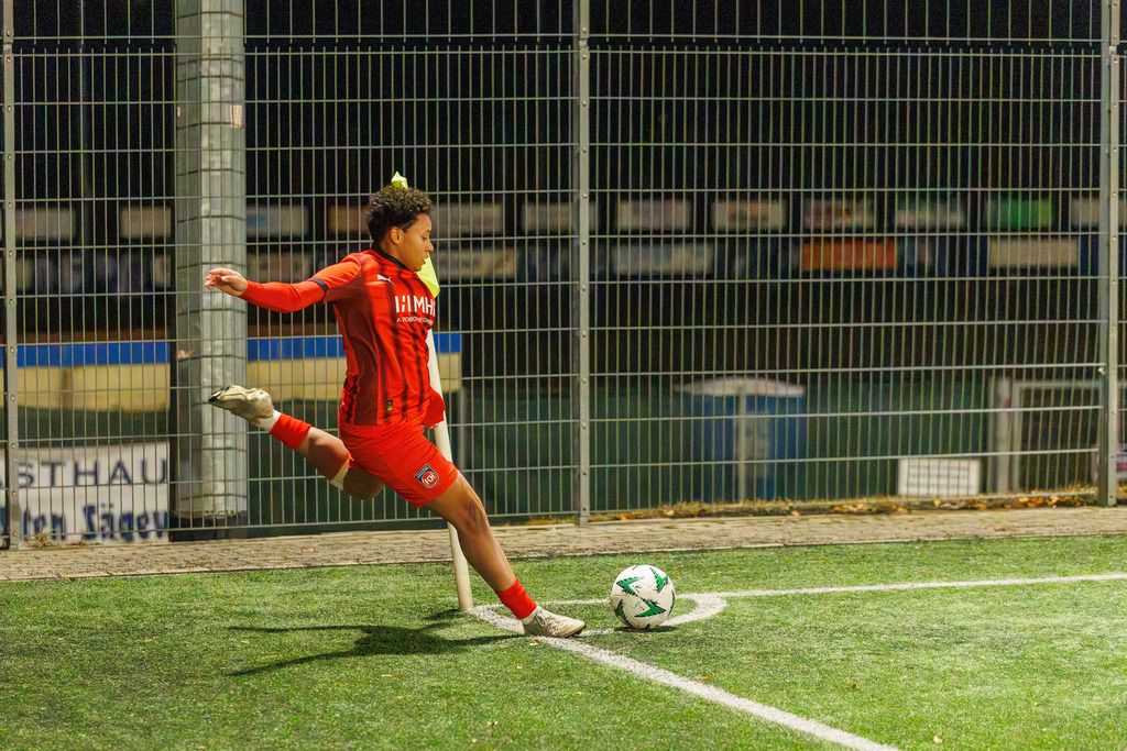 FCHFCE_251121_2098 | 1.FC Heidenheim 1846 II vs. FC Ellwangen II, Fußball, Frauen, Bezirksliga, 2025/2026, 10. Spieltag, 22.11.2025 in Heidenheim, Kunstrasen b. Voith-Arena West, Flutlichtspiel(Foto: Michael Bulling) - Realisiert mit Pictrs.com