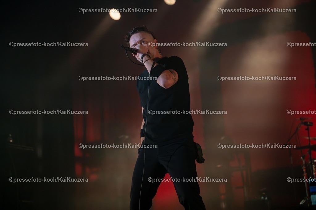 xKKU1402250101008 | 14.02.2025, xkkux, Düsseldorf, Die Band Rise Against performt bei ihrem Konzert in der Mitsubishi Electric HALLE. Im Bild Tim McIlrath