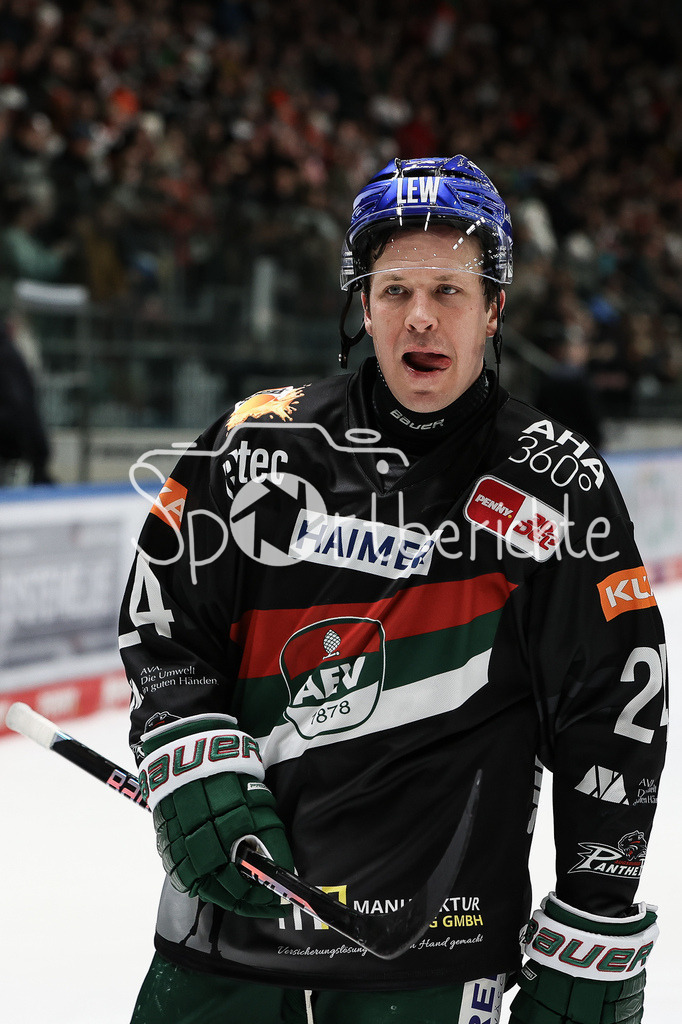 Augsburger Panther - EHC RB München | Grenzenloser Jubel der Panther nach dem Sieg gegen Muenchen / Thomas Jordan TREVELYAN (AEV #24)