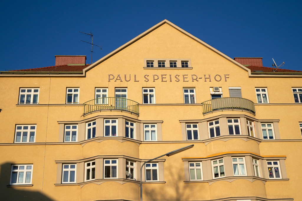 Blick auf den Denkmalgeschützten Paul Speiser-Hof | Wien, Austria - March 16, 2023: Blick auf den Denkmalgeschützten Gemeindebau Paul Speiser-Hof. - Realisiert mit Pictrs.com