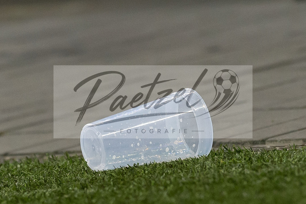 HSVSCF20220419_336 | Fussball, Herren: . Ein Bierbecher liegt auf dem Rasen beim DFB-Pokal-Halbfinalspiel zwischen Hamburger SV und SC Freiburg im Volksparkstadion am 19.04.2022 in Hamburg, Deutschland.DFB / DFL REGULATIONS PROHIBIT ANY USE OF PHOTOGRAPHS AS IMAGE SEQUENCES AND/OR QUASI-VIDEO. - Realisiert mit Pictrs.com