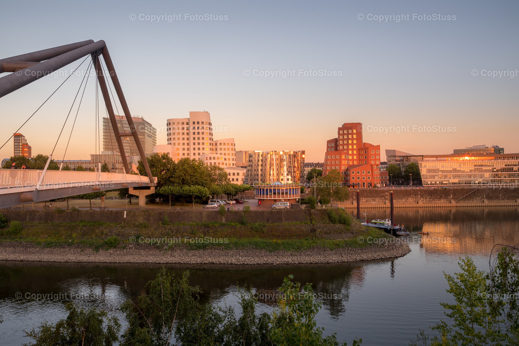Medienhafen in Düsseldorf am Rhein zum Sonnenuntergang am Abend | Der Medienhafen in Düsseldorf am Rhein zum Sonnenuntergang am Abend. - Realisiert mit Pictrs.com