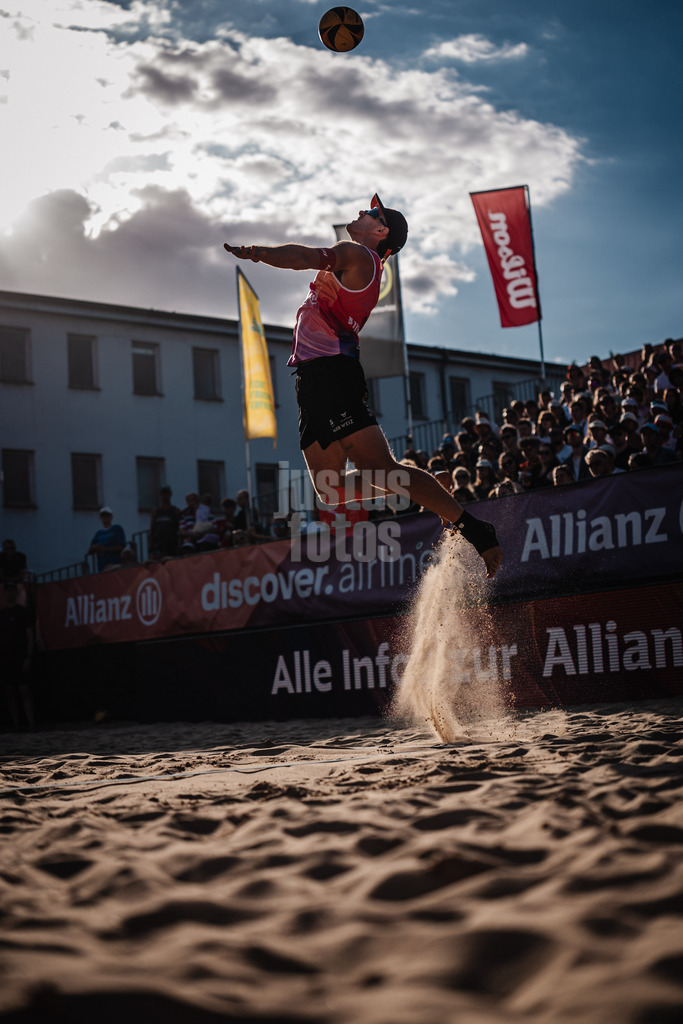 Beachvolleyball | Männer | Allianz German Beach Tour 2025 | Tourstop Berlin | 17.08.2025 | Moritz Pristauz beim Aufschlag
