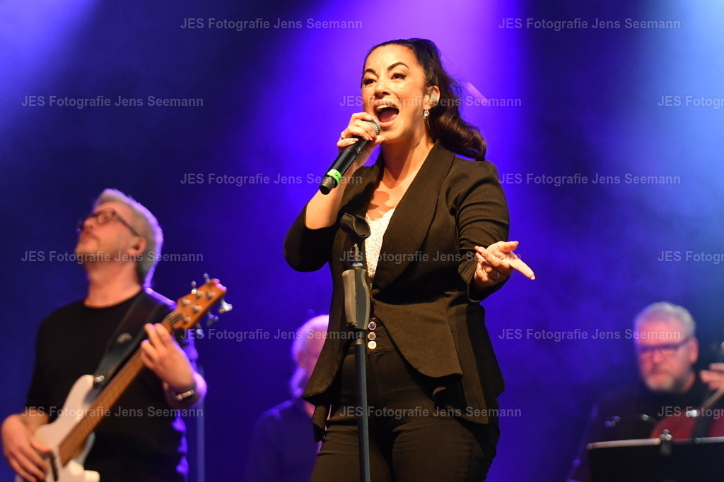 2026_Deborah Lee und the news_One Moment time Whitney Houston__0165 | Fotograf Jens Seemann - Realisiert mit Pictrs.com