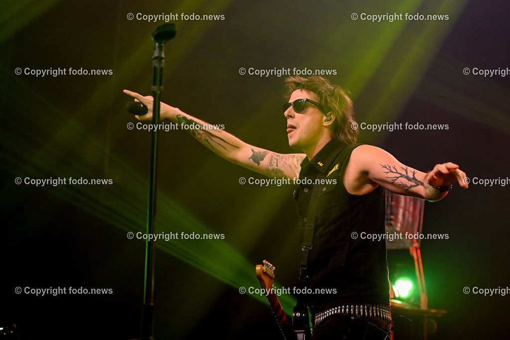 Posthof_ Turbobier_ Konzert_ 15.03.2024-16 | 15.03.2024, Linz, AUT, Posthof, Konzert Turbobier, im Bild Marco Pogo alias Dominik Wlazny (Saenger, Konzepter und Songwriter,  Gitarrist der oesterreichischen Punk-Rock-Band Turbobier, weiters Politiker der Bierpartei, Bezirksrat in Wien Simmering, Praesidentschaftskandidat, Arzt, Mediziner)