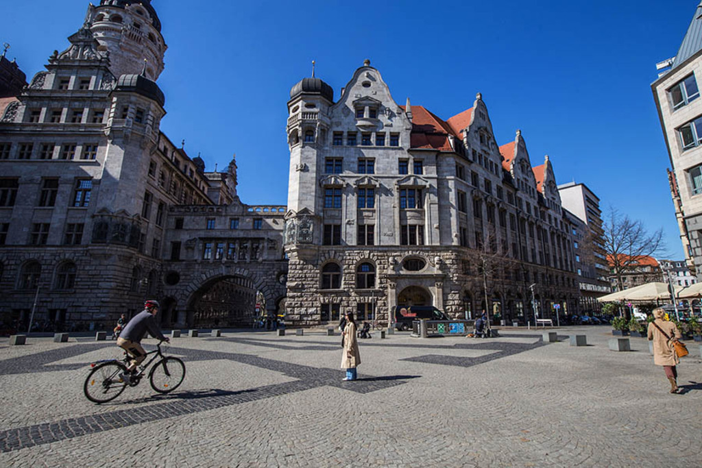Burgplatz - Blick zum Stadthaus | Entdecke über 20 Kategorien Leipzig-Motive: Foto-Downloads, hochwertige Poster, Leinwand- & Fine-Art-Prints. Jetzt Lieblingsfoto im Bildlexikon Leipzig Shop bestellen!