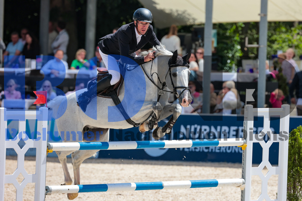 Longines Balve Optimum - Springen Samstag {date} -  | {headline}(Foto: Sebastian Sendlak / BOND) - Realisiert mit Pictrs.com