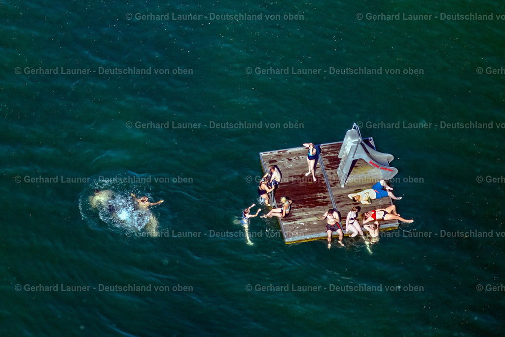 4045976 | ERFURT 14.06.2021 Badegäste suchen sommerliche Abkühlung am Uferbereich des See "Nordstrand" auf einer Badeinsel in Erfurt im Bundesland Thüringen, Deutschland. // Bathers look to cool off in summer on the banks of the lake "Nordstrand" on a bathing island in Erfurt in the state Thuringia, Germany. Foto: Gerhard Launer