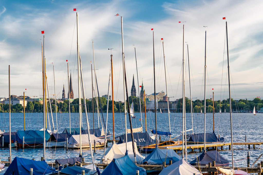 10230601 - Sommer an der Aussenalster | Blick zwischen Bootsmasten über die sommerliche Aussenalster.

Bestellen Sie dieses Alster-Motiv als Wandbild oder Poster in vielen Ausführungen und Formaten. Zur Auswahl gelangen Sie über "Bestellen".